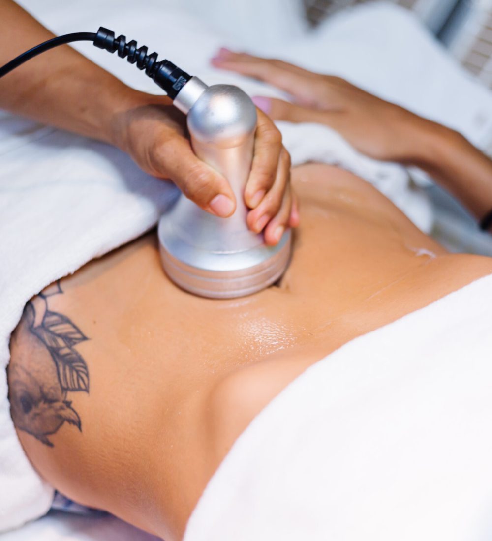 jovem-mulher-deitada-na-mesa-cosmetologista-durante-o-procedimento-de-rejuvenescimento